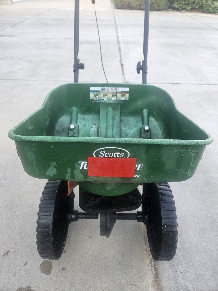 Scotts Turf Builder EdgeGuard Mini Broadcast Spreader