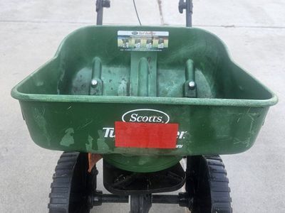 Scotts Turf Builder EdgeGuard Mini Broadcast Spreader