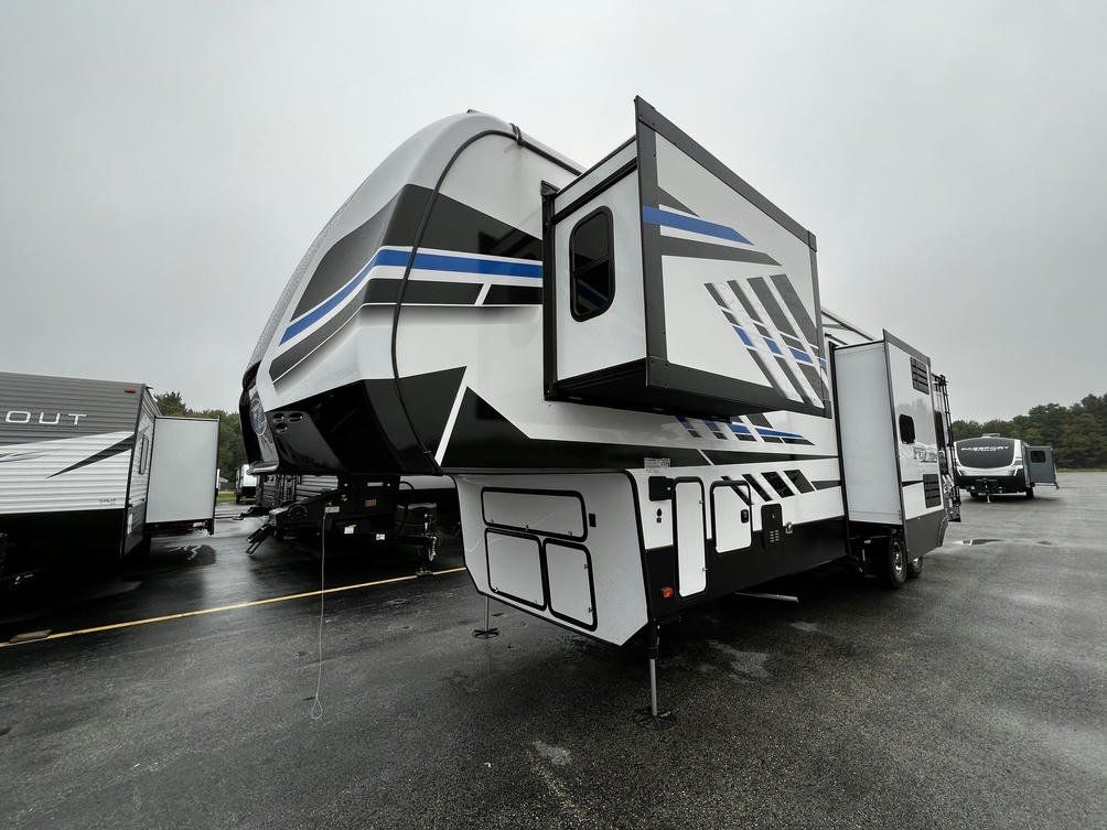 2022 Keystone Fuzion 357 Like New!