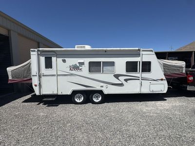 Mint Dutchman Kodiak Slide Out Sleeps 10