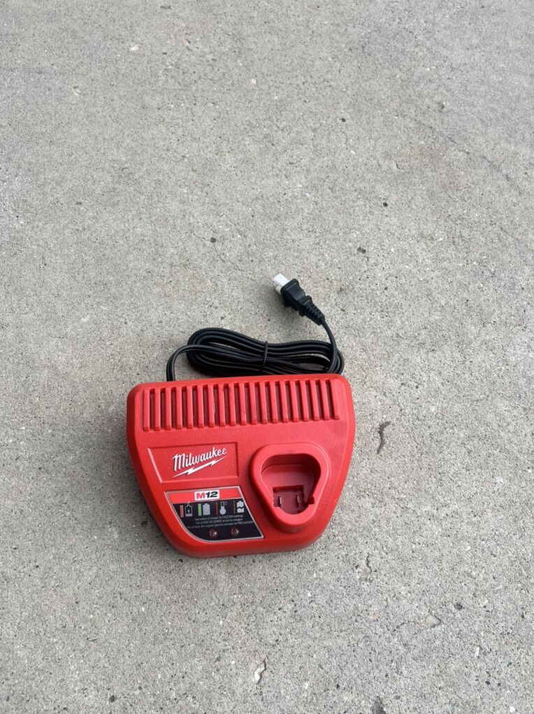 Mikwakee M12 Charger