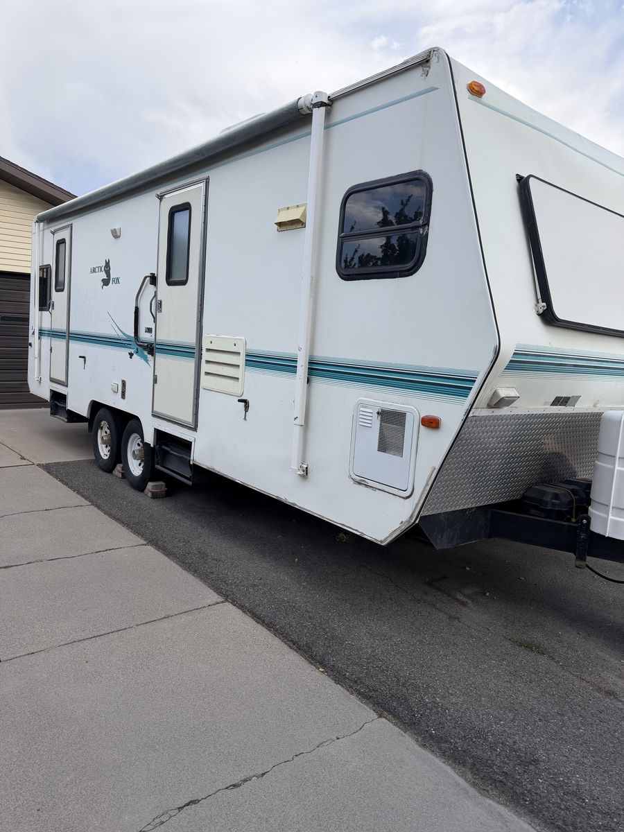 1999 Artic Fox 26 foot hitch pull trailer