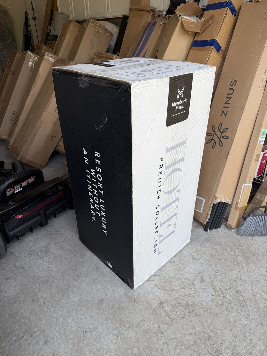 Brand new Full size mattress, 13 inch, Member Mark premium collection, still in box