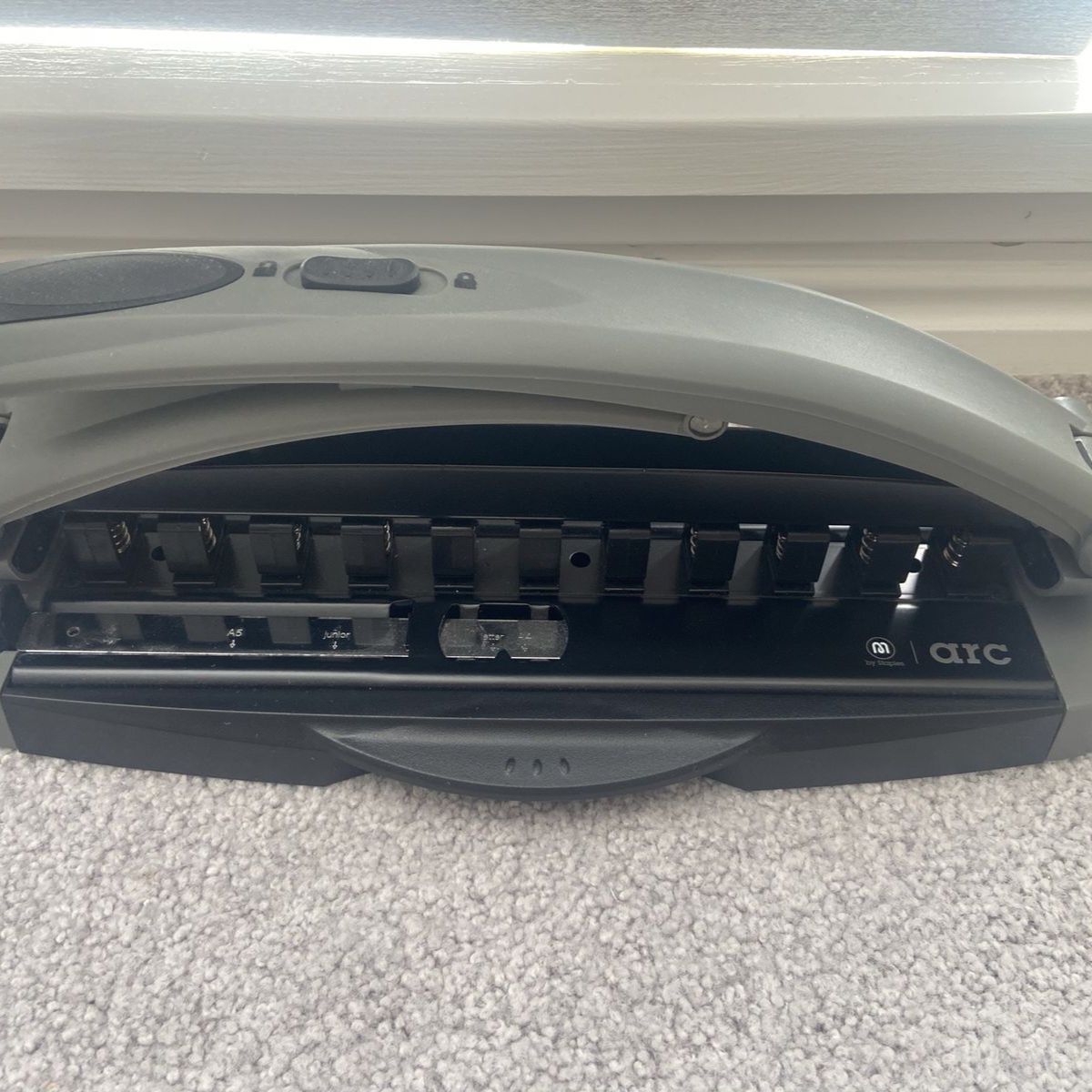 Staples Arc Disc-Bound Hole Punch – Like New!