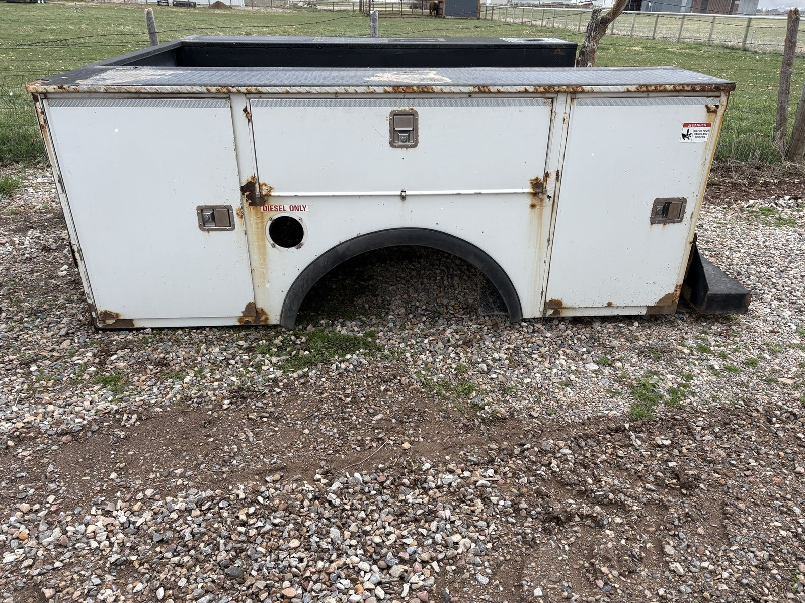 Service box bed with or without crane