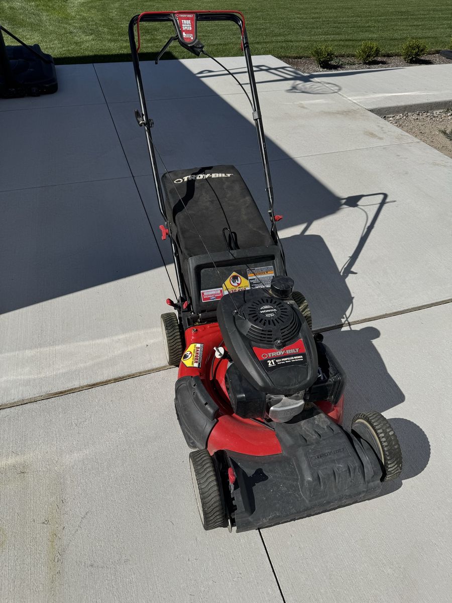 Troy-Bilt 21-Inch Self-Propelled Lawn Mower with Honda Engine and Bag