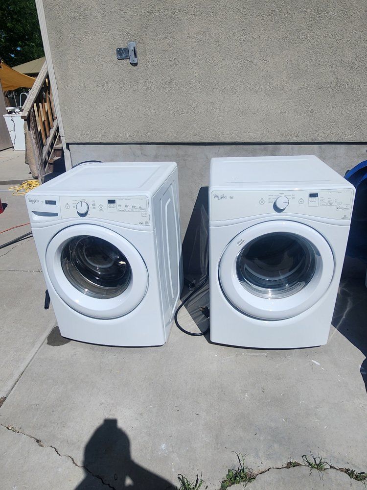 Whirlpool Duet Front-Load Washer & Dryer Set in Good working condition