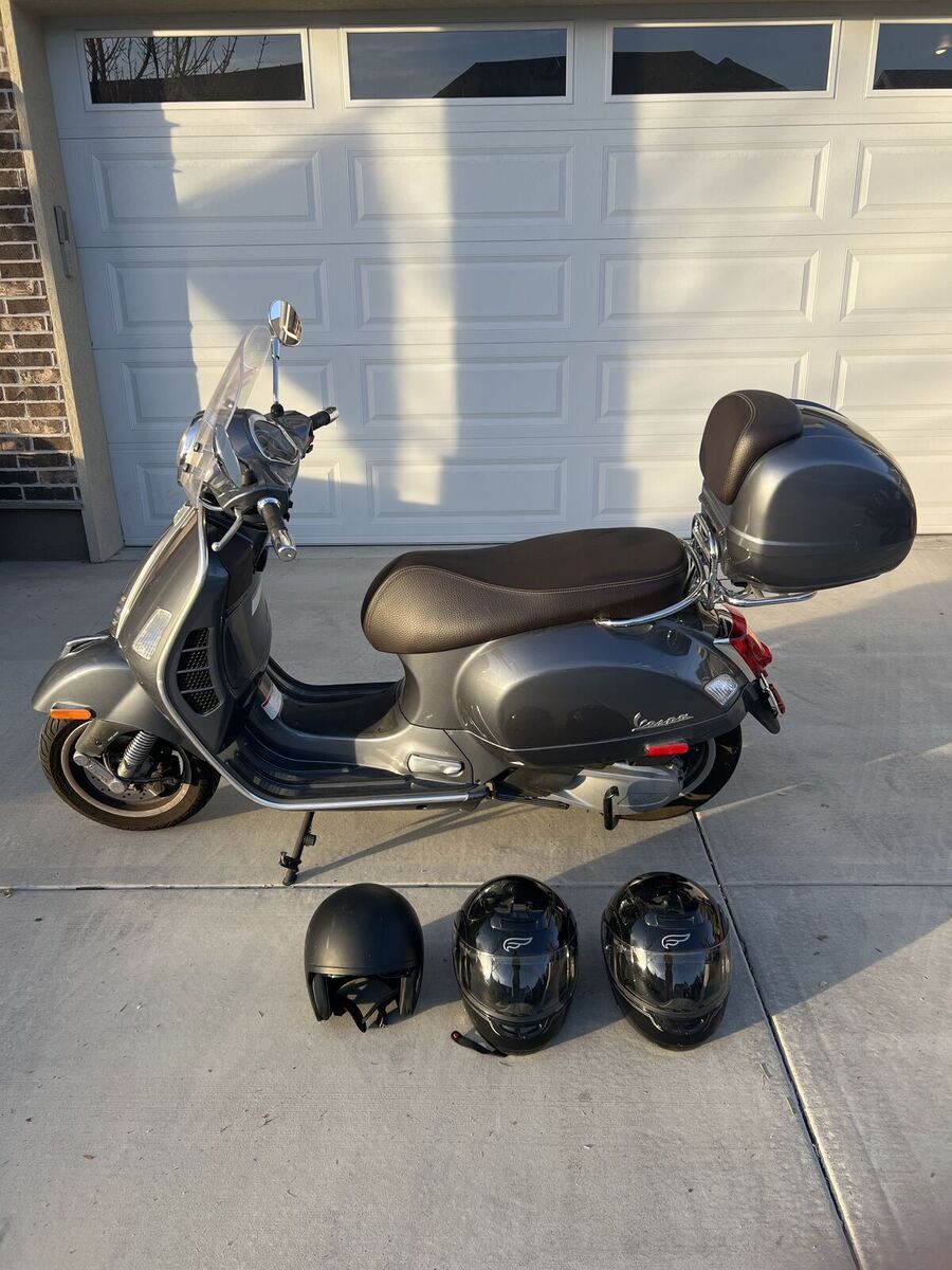 2021 Vespa GTS 300 Touring + 3 Helmets
