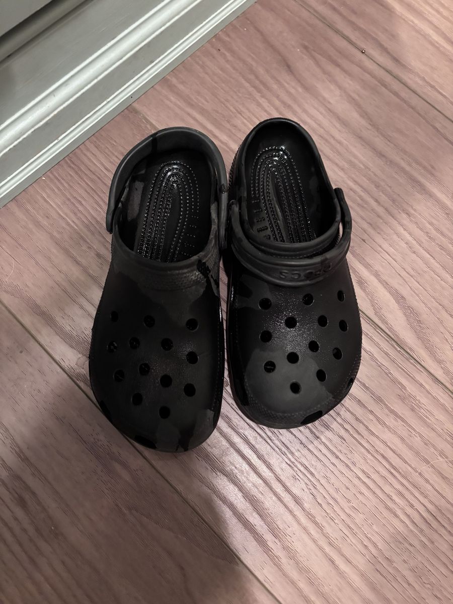 Men’s Crocs Size 9 (women’s 11)