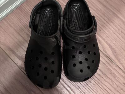 Men’s Crocs Size 9 (women’s 11)