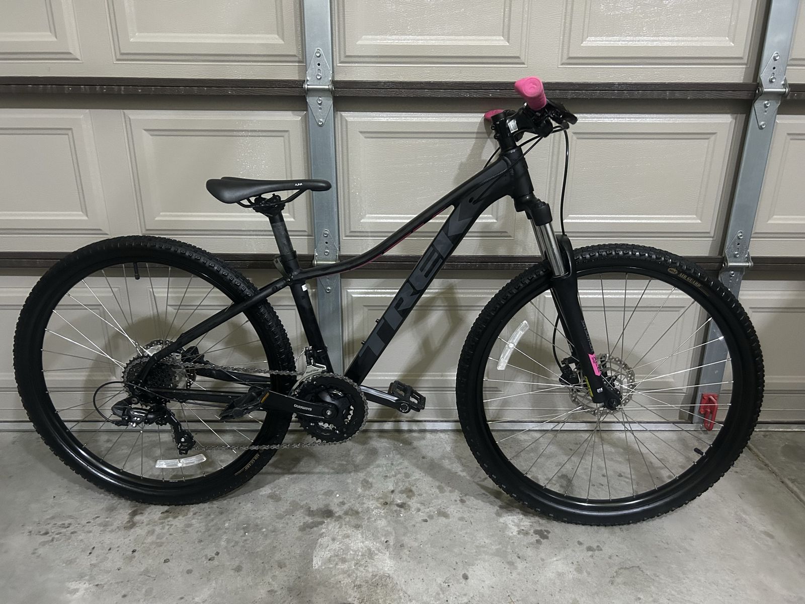 Trek Marlin 5 - Women’s Small with 27.5” Wheels