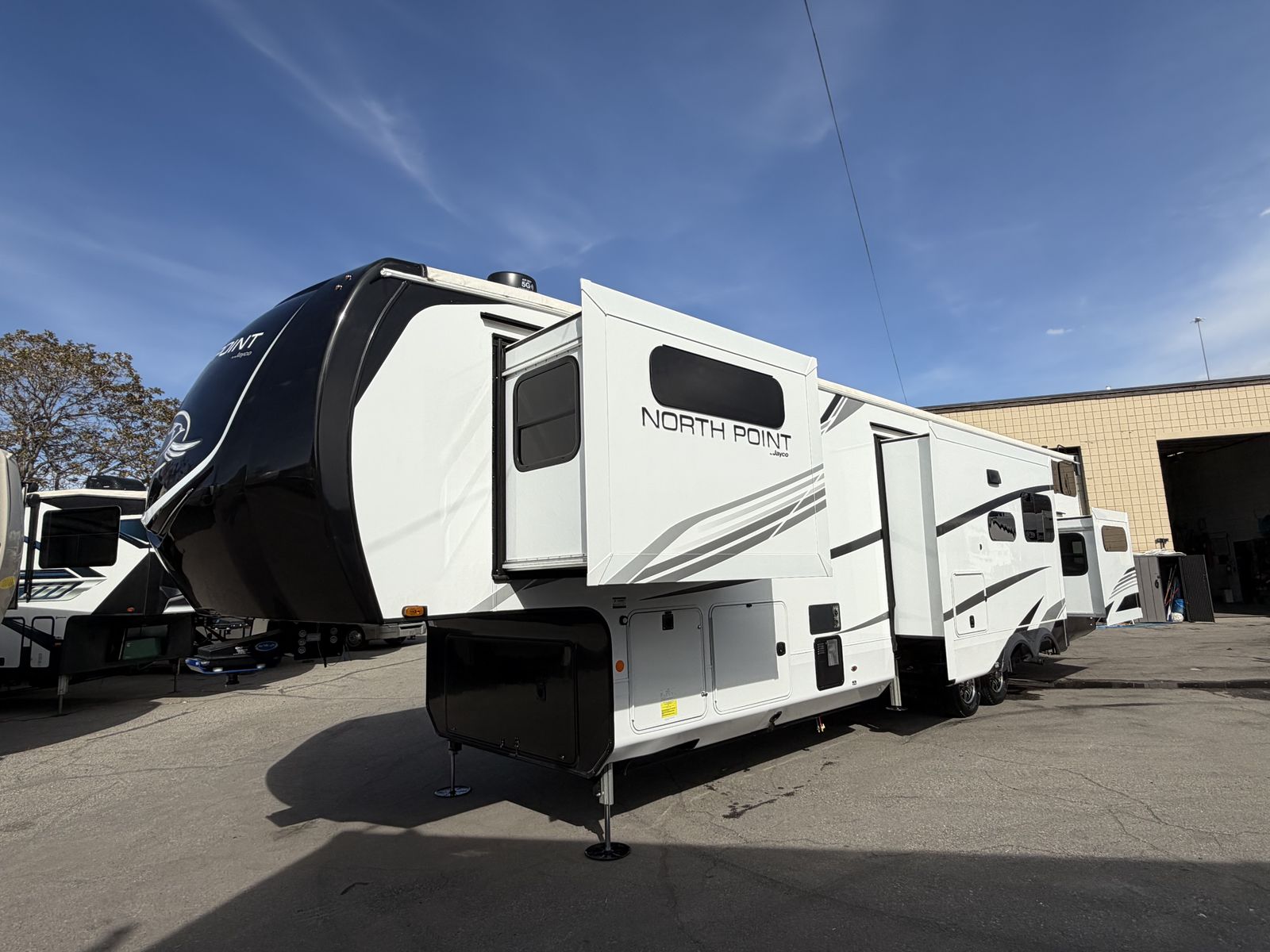 1 Owner, 2 Bedroom, Bunkhouse, 2 Full Bath, Solar, Like new 2025 Jayco North Point 390CKDS  Luxury Mobile Suites Big Country DRV