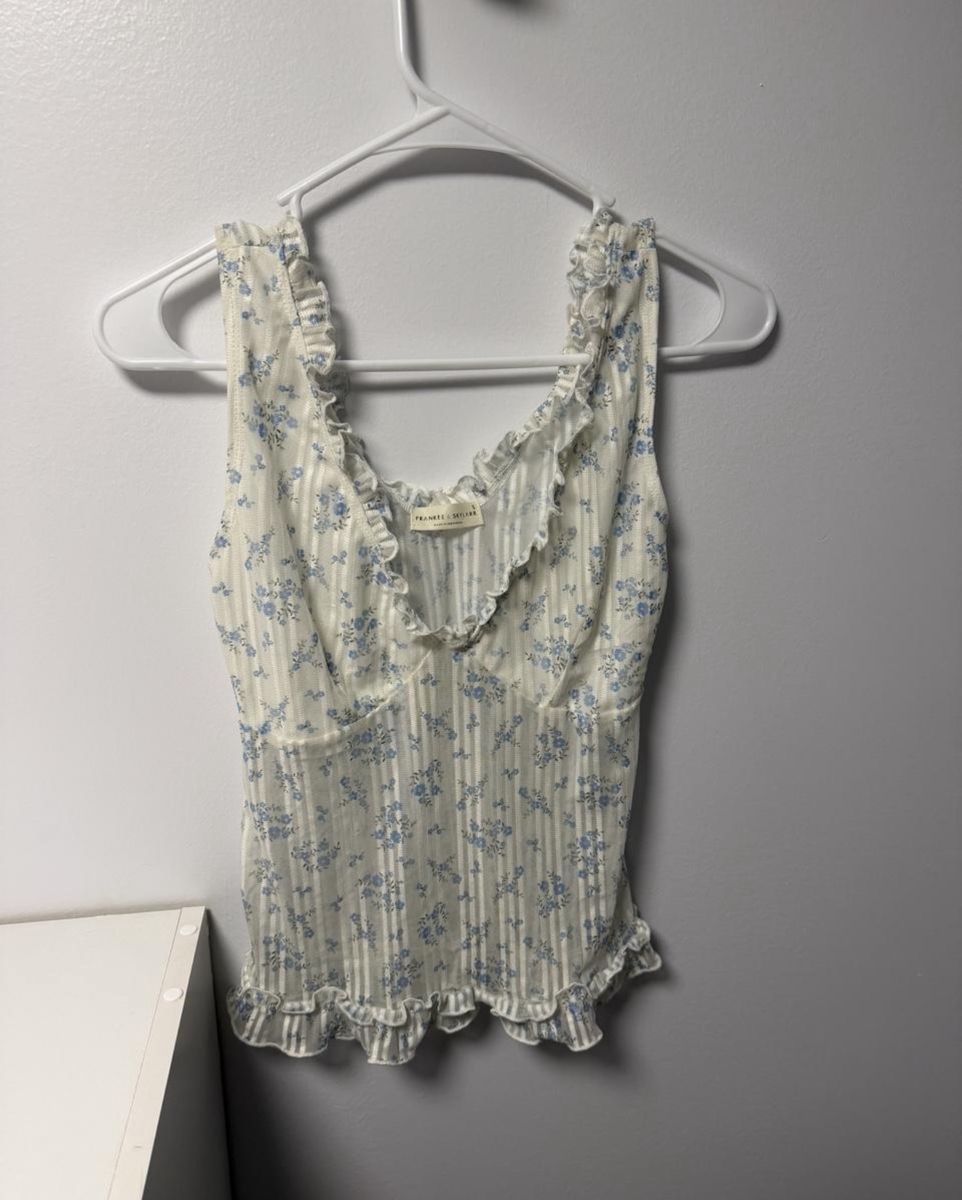 Frankee & Skylarr White Blue Floral Ribbed Ruffle Trim V-Neck Cropped Tank Top, Size Small