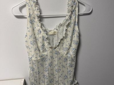 Frankee & Skylarr White Blue Floral Ribbed Ruffle Trim V-Neck Cropped Tank Top, Size Small