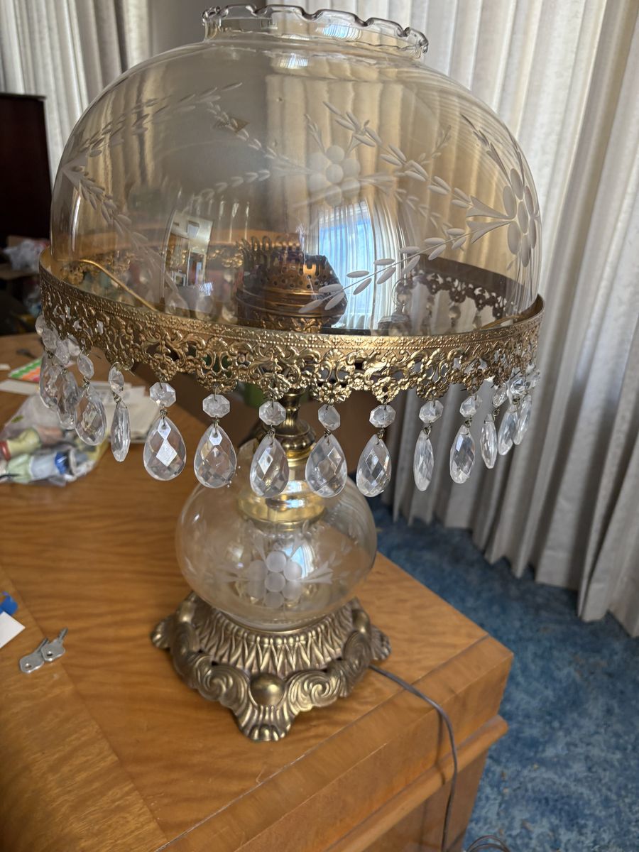 Lamp with crystal teardrops