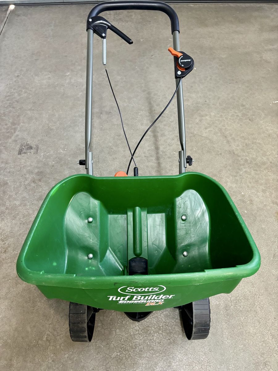 Scotts Turf Builder EdgeGuard DLX Broadcast Spreader – Like New