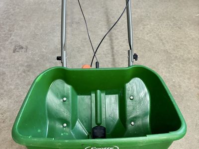 Scotts Turf Builder EdgeGuard DLX Broadcast Spreader – Like New