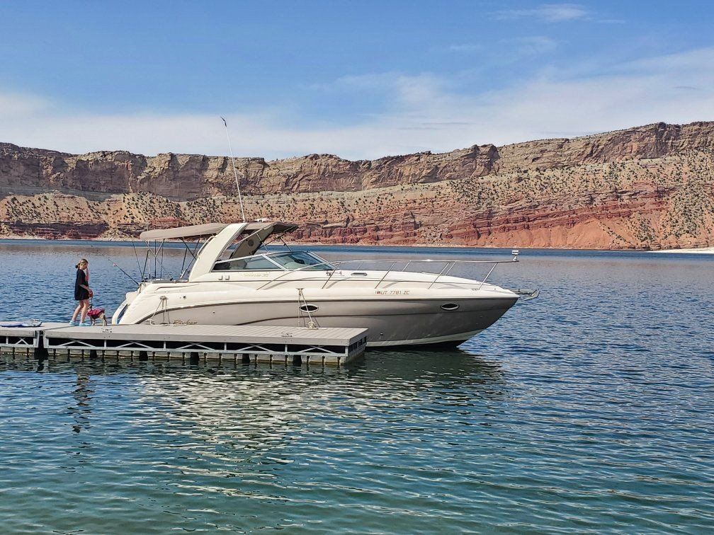 2005 Rinker Fiesta Vee 312 Cabin Cruiser Boat