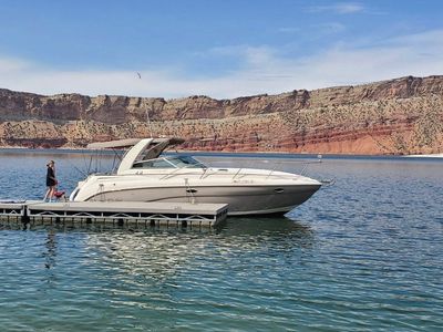 2005 Rinker Fiesta Vee 312 Cabin Cruiser Boat