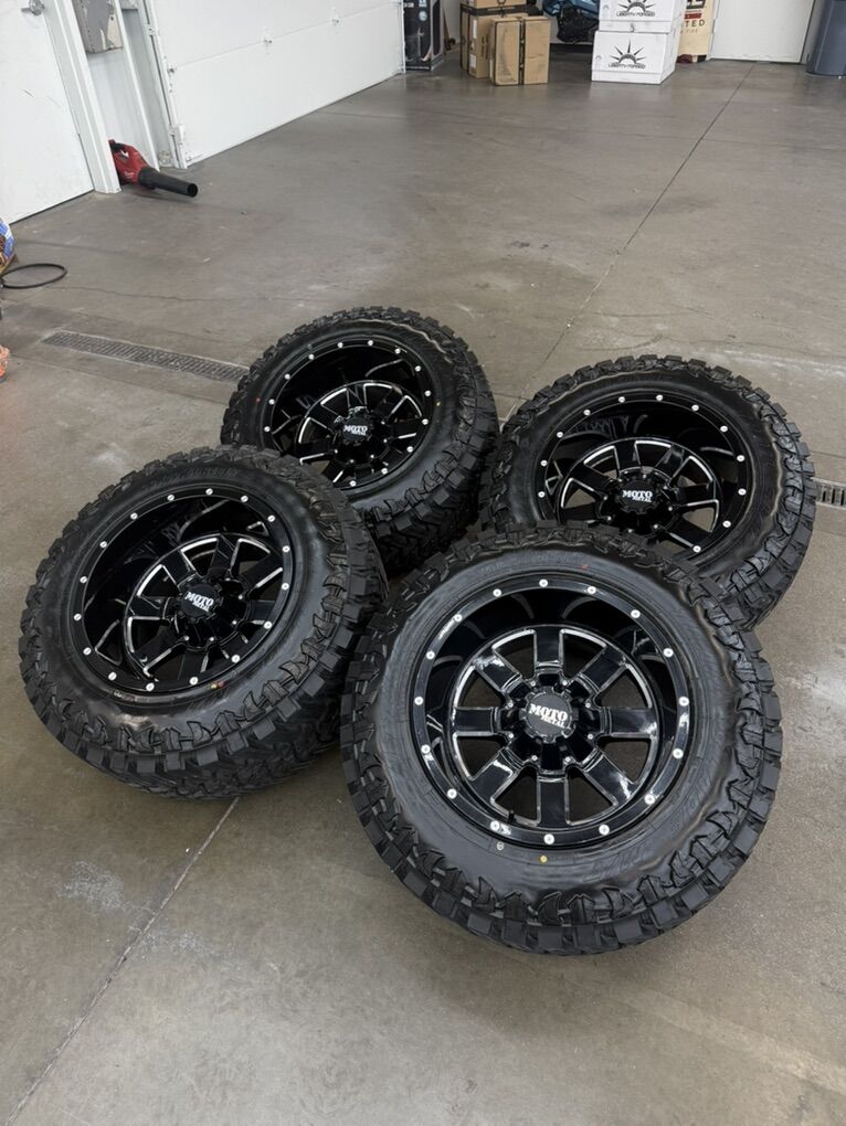 NEW 18x12 Moto Metal Wheels/ 33x12.50r18 Atturos