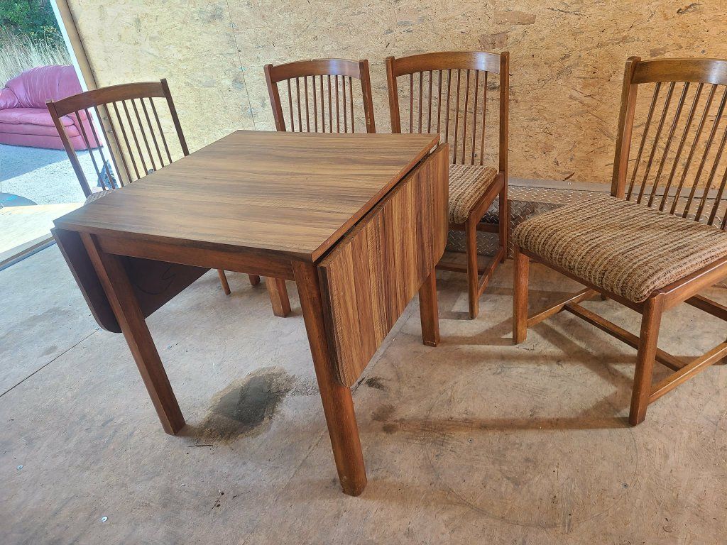 cute Vintage table with fold down leafs and 4 chairs