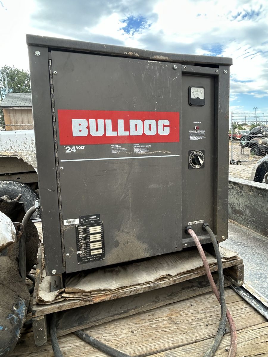 BULLDOG 24 Volt Battery Charger Model BB718-9-9M, Industrial Charger