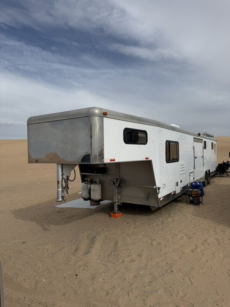 2004 TJ 38 Ft Enclosed Living Quarters