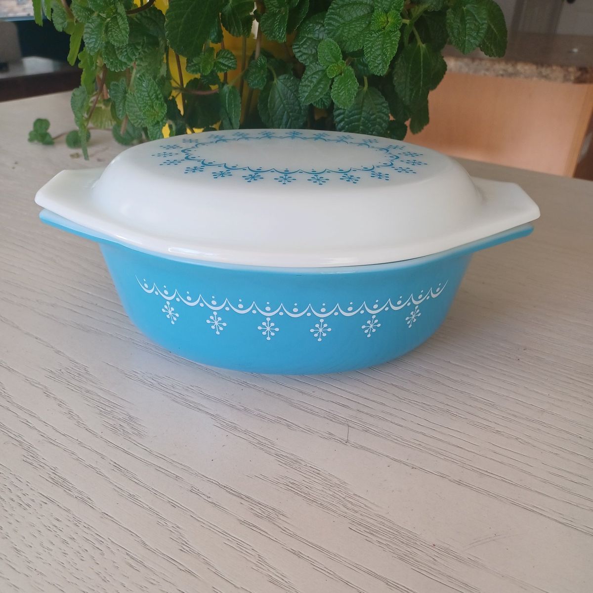 vintage Snowflake Garland PYREX with lid