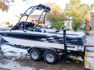 22' - 2003 Centurion Elite-V Surf/wake boat.