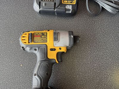 DEWALT 12V MAX Cordless Impact Driver (DCF815) with Battery and Charger. Works great no problems
