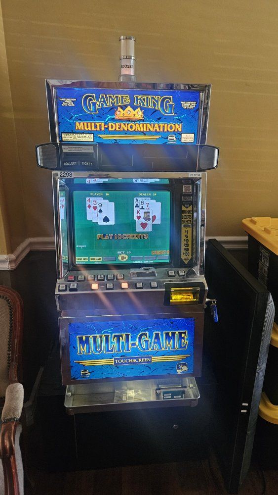 IGT Game King Multi-Game Touchscreen Multi-Denomination Video Poker Slot Machine