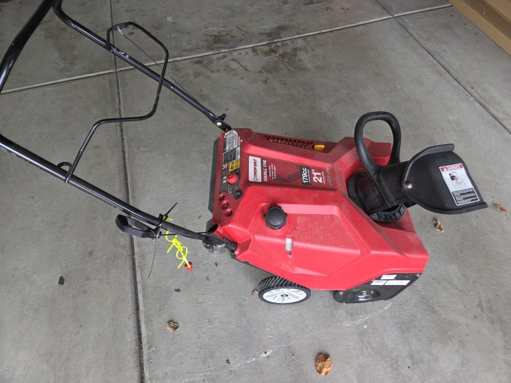 Snow Blower Troy-Bilt Squall 179E 21" 179cc Single-Stage Gas Snow Blower