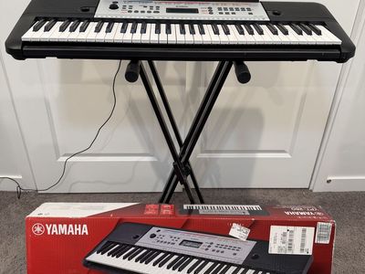 Yamaha YPT-260 61-Key Portable Keyboard With RockJam Stand + OG Box