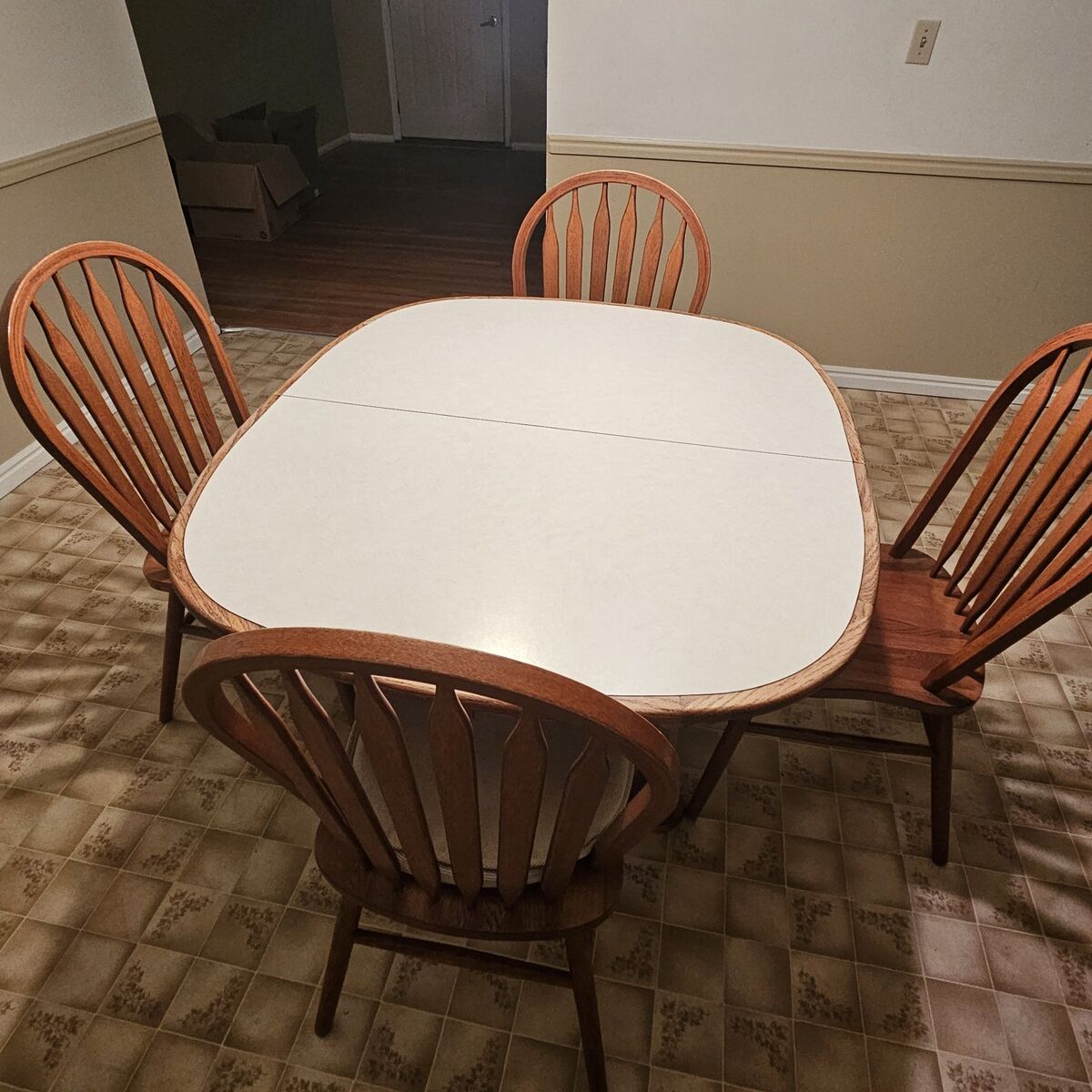 Kitchen table with 4 chairs and leaf