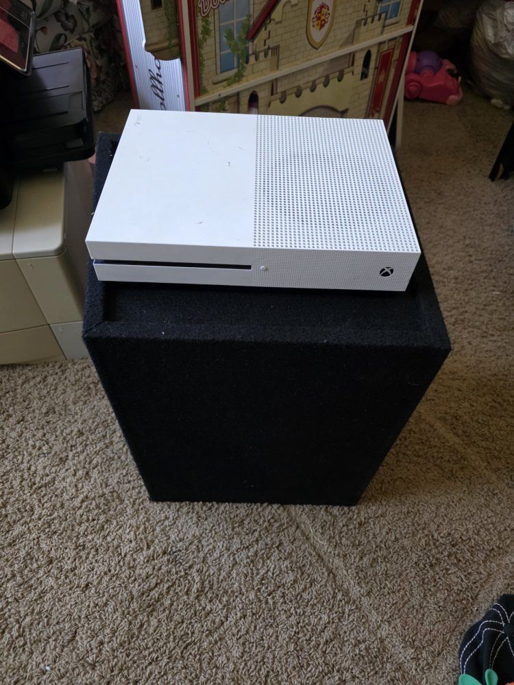 Xbox One S 500GB Console – 4K Ultra HD & HDR – Works Great!