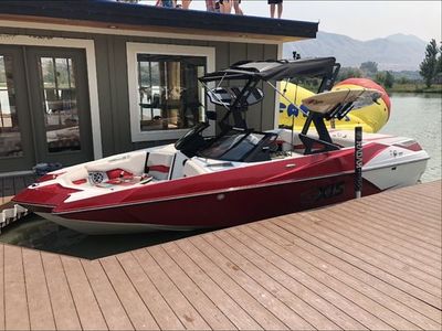 Axis A22 wake surf boat