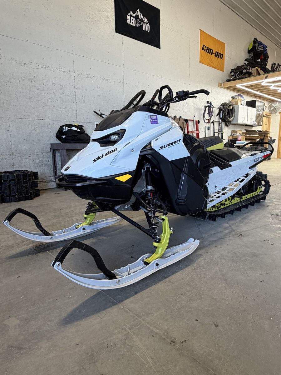2025 Ski-Doo Summit 850