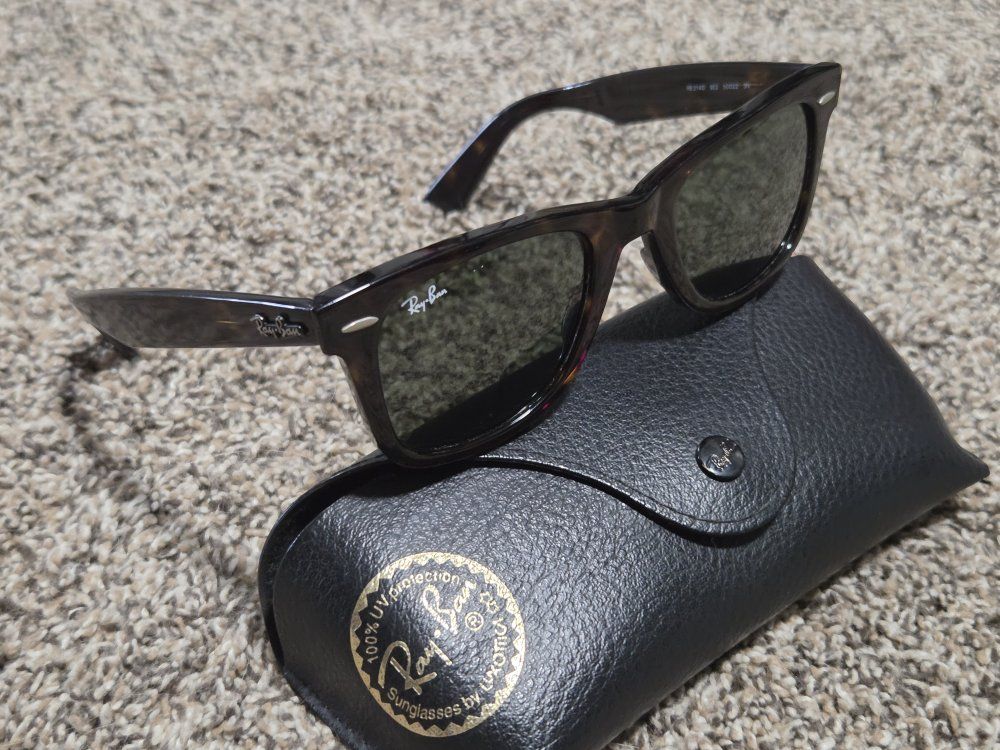 Ray-Ban Wayfarer Tortoise Shell Sunglasses with Case