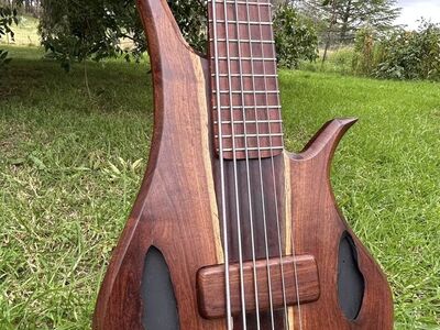 Booka 6 String Bass