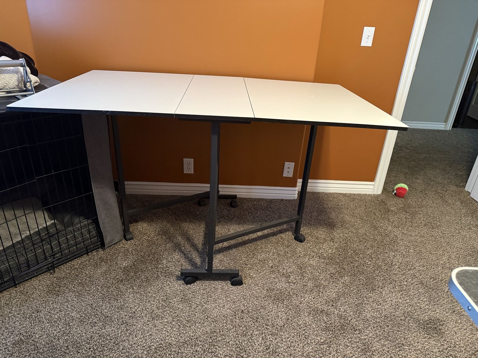 Folding craft/quilting table