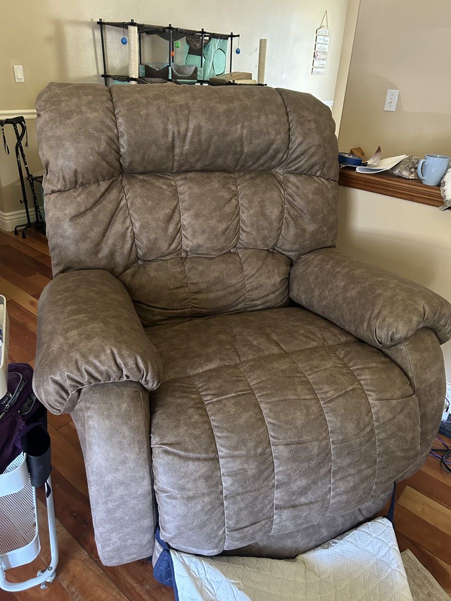Massive, comfy, oversize recliner, almost new!