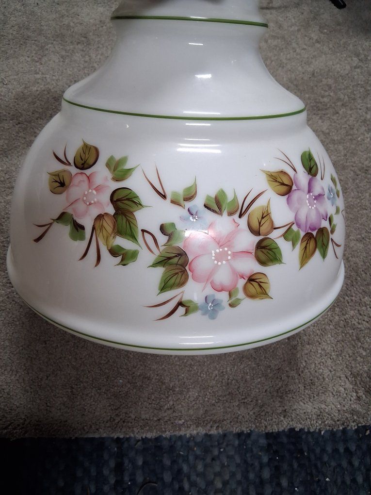 Beautiful Large Hand Painted Class Lamp Top Nice!