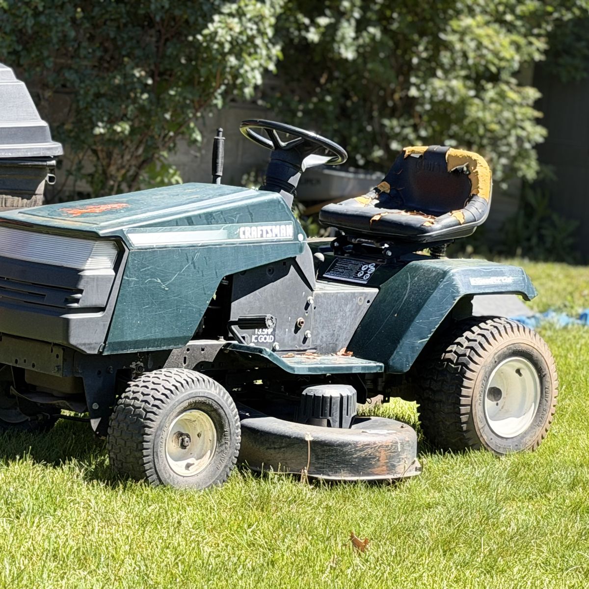 Craftsman 42 in Ridding Lawnmower