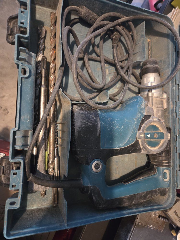 Makita Rotary Hammer Drill Kit - Corded Power Tool with SDS Plus Bits and Case