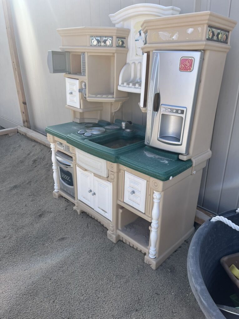 Free Outdoor Toy Kitchen