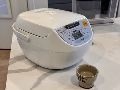 Tiger JBV-S10U 5.5-Cup Micom Rice Cooker & Warmer Tacook "Synchro-Cooking" Plate - White