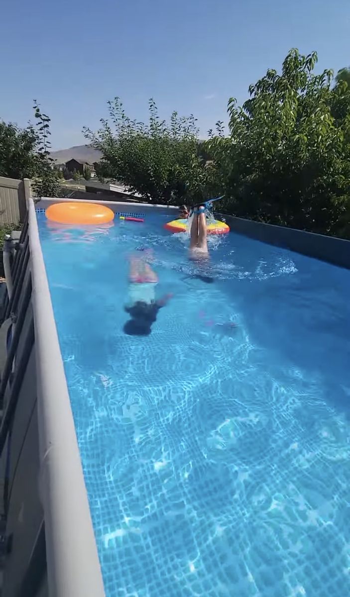 Intex Ultra XTR 18x9x52 in pool