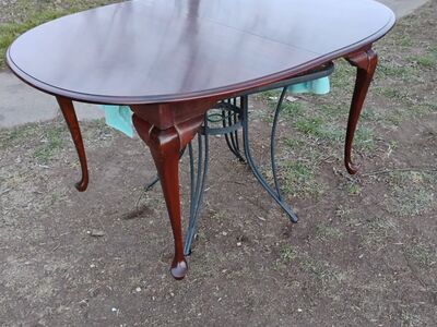 Queen Ann Style Cherry Dinning Table W/Two Leafs