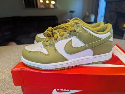 New Nike Dunk Low (PSE) White/Pacific Moss Sneakers - Size 2Y, Unisex