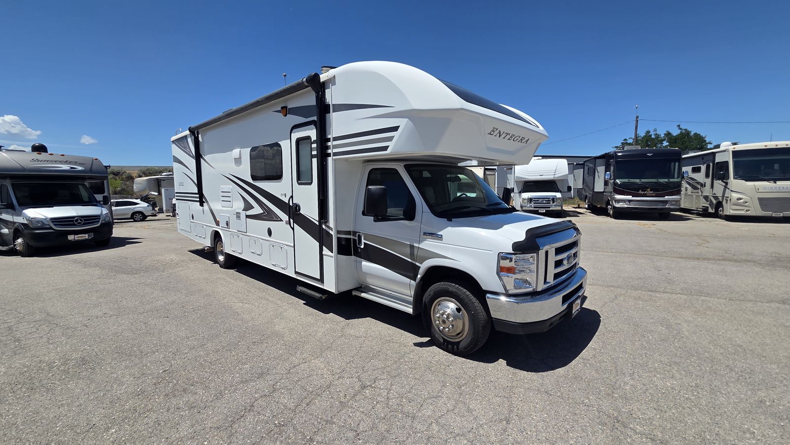 2019 Entegra Coach Odyssey 29V auto level and sleeps 8